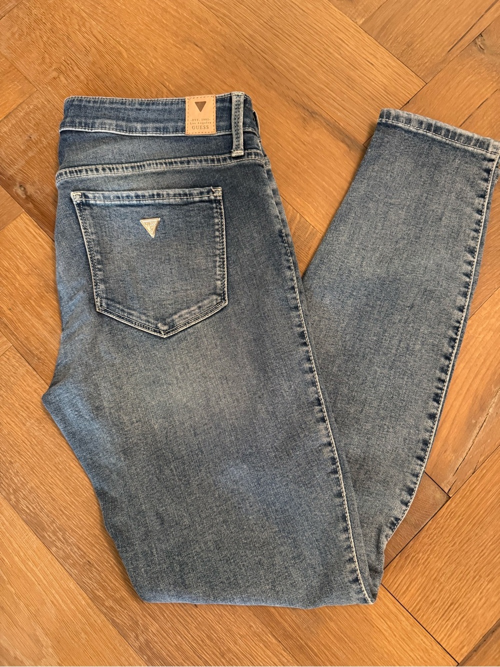 GUESS Women's Light-Medium Blue Skinny Jeans